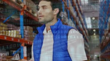 Erkek depo çalışanı üzerinde ikili kodlama animasyonu. küresel gönderim ve bağlantılar konsepti dijital olarak oluşturulmuş video.