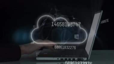 Küresel ağ ve veri işleme üzerinde dizüstü bilgisayar kullanarak bulut simgesinin canlandırılması. 