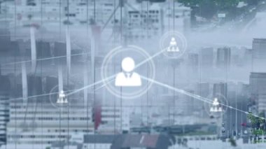 Şehir manzarası üzerindeki bağlantı ağının animasyonu. küresel bağlantılar, dijital arayüz, teknoloji ve ağ konsepti dijital olarak oluşturulmuş video.