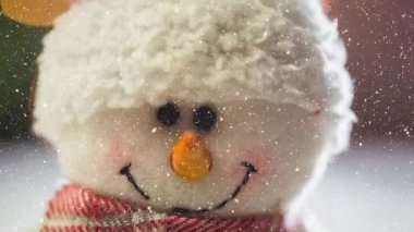 Noel süslemesinin üzerine düşen kar animasyonu. Noel, gelenek ve kutlama konsepti dijital olarak oluşturuldu.