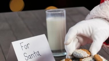 Noel Baba 'nın turuncu ışık noktalarından kurabiye topladığı animasyon. Noel, gelenek ve kutlama konsepti dijital olarak oluşturuldu.