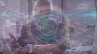 Akıllı telefon ve akıllı kaset kullanarak insan üzerinde ikili kodlama animasyonu. küresel veri işleme, teknoloji ve bağlantılar konsepti dijital olarak oluşturulmuş video.