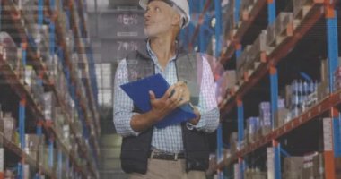 Depoda çalışan adamın veri işleme animasyonu. küresel sevkiyat, dağıtım ve bağlantılar konsepti dijital olarak oluşturulmuş video.