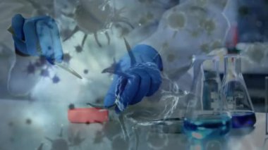 Laboratuvarda bilimin üzerinde koronavirüs hücrelerinin animasyonu. küresel covid 19 salgın, ilaç ve sağlık hizmetleri konsepti dijital olarak oluşturulmuş video.