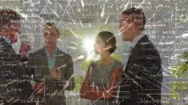 Ofiste konuşan iş adamları yerine matematiksel denklemlerin animasyonu. küresel iş, bağlantılar, veri işleme ve teknoloji konsepti dijital olarak oluşturulmuş video.