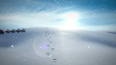 Noel Baba 'nın kızaktaki animasyonu ve karlı kış manzarasının üzerinden geçen ren geyiği. Noel, gelenek ve kutlama konsepti dijital olarak oluşturuldu.