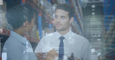 Depoda çalışan kadın ve erkeğin istatistik ve mali veri işleme animasyonları. küresel gönderim ve bağlantılar konsepti dijital olarak oluşturulmuş video.