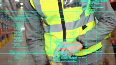 Depoda çalışan adamın veri işleme animasyonu. küresel sevkiyat, dağıtım ve bağlantılar konsepti dijital olarak oluşturulmuş video.