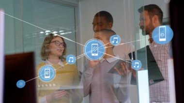 İş toplantısından sonra simgelerle bağlantı ağının animasyonu. küresel iş, veri işleme ve bağlantı konsepti dijital olarak oluşturulmuş video.