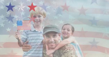 Amerikan bayrağı üzerinde çocuklu asker animasyonu. Vatanseverlik ve kutlama konsepti dijital olarak oluşturulmuş video.