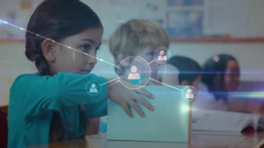 Sınıftaki okul çocukları üzerindeki bağlantı ağlarının animasyonu. küresel eğitim, dijital arayüz ve bağlantılar dijital olarak oluşturulmuş video konsepti.