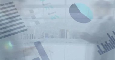 Ofiste yürüyen iş adamları üzerinde finansal veri işleme animasyonu. küresel finans, iş ve dijital arayüz kavramı dijital olarak oluşturulmuş video.