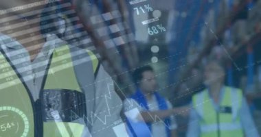 Depoda çalışan kadınla ilgili istatistiksel veri işleme animasyonu. küresel gönderim ve bağlantılar konsepti dijital olarak oluşturulmuş video.