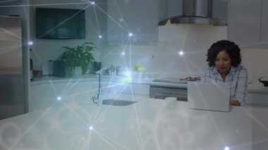 Dizüstü bilgisayar kullanarak çiftler arası bağlantı ağlarının animasyonu. küresel bağlantılar, alışveriş ve dijital arayüz konsepti dijital olarak oluşturulmuş video.