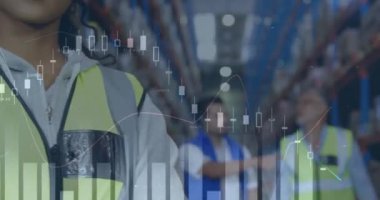 Depoda çalışan kadın hakkında istatistik ve finansal veri işleme animasyonu. küresel gönderim ve bağlantılar konsepti dijital olarak oluşturulmuş video.