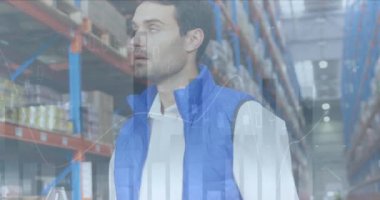 Depoda çalışan adamın istatistik ve mali veri işleme animasyonu. küresel gönderim ve bağlantılar konsepti dijital olarak oluşturulmuş video.