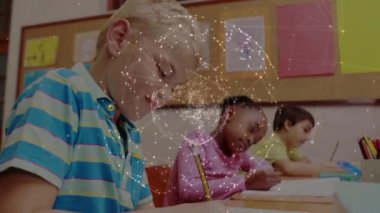 Sınıftaki okul çocukları üzerindeki bağlantı ağlarının animasyonu. küresel eğitim, dijital arayüz ve bağlantılar dijital olarak oluşturulmuş video konsepti.