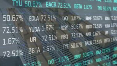 Depodaki taşıyıcı banttaki karton kutuların üzerinde finansal veri işleme animasyonu. küresel gönderim ve bağlantılar konsepti dijital olarak oluşturulmuş video.