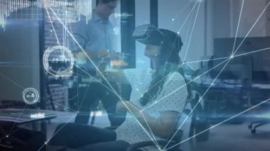 Ofisteki iş adamları üzerinden bağlantı ağının animasyonu. küresel iş, bağlantılar, veri işleme ve teknoloji konsepti dijital olarak oluşturulmuş video.