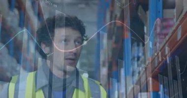 Depoda çalışan adamın istatistik ve mali veri işleme animasyonu. küresel gönderim ve bağlantılar konsepti dijital olarak oluşturulmuş video.