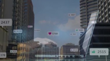 Sosyal medya simgelerinin canlandırılması ve dizüstü bilgisayar ve şehir manzarası kullanan bir kadın. küresel sosyal medya, bağlantılar ve dijital arayüz konsepti dijital olarak oluşturulmuş video.