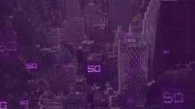 Şehir manzarası üzerinden 5g metin ile bağlantı ağının animasyonu. küresel sosyal medya, bağlantılar ve dijital arayüz konsepti dijital olarak oluşturulmuş video.