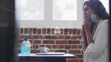 Ofisteki iş kadınlarıyla olan bağlantıların animasyonu. küresel iş, bağlantılar, veri işleme ve teknoloji konsepti dijital olarak oluşturulmuş video.