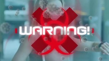 Yüz maskesi takan bir kadın için uyarı mesajı ve virüs hücrelerinin canlandırılması. küresel covid 19 salgın konsepti dijital olarak oluşturulmuş video.