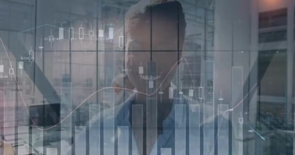 Animação Processamento Dados Financeiros Sobre Empresária Sorrindo Escritório Conceito Global — Vídeo de Stock