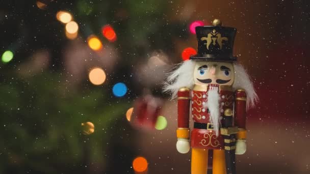 くるみ割り人形の近くに降る雪のアニメーション クリスマス お祝いのコンセプトをデジタルで — ストック動画