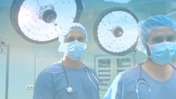 医院内戴着口罩的外科医生身上闪烁着光芒的动画 全球联盟19大流行病 医药和保健服务概念数字制作视频 — 图库视频影像