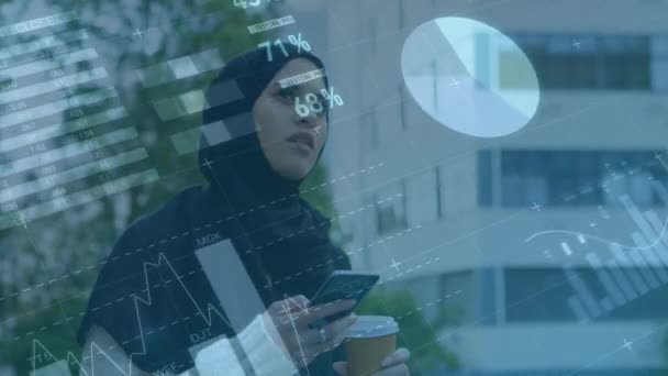 スマートフォンを用いてヒジャーブ州の女性に対する金融データ処理のアニメーション 世界中のビジネス テクノロジーの概念がデジタルで生成され — ストック動画