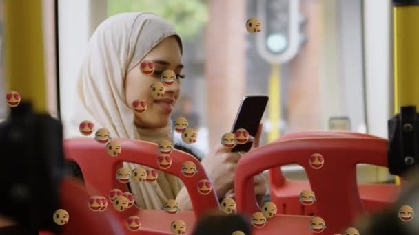 Animation Des Emojis Tombant Sur Femme Hijab Utilisant Smartphone Dans — Video