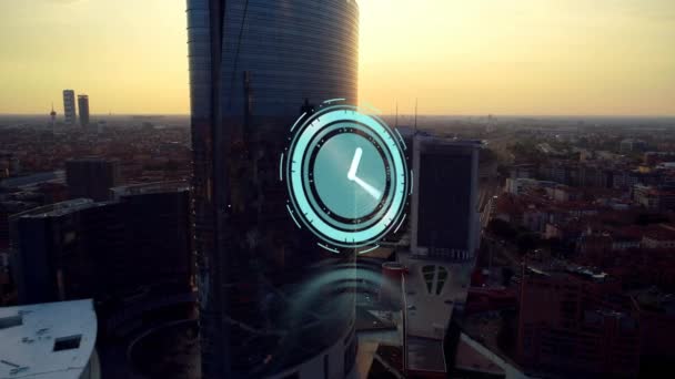 Animatie Van Roterende Handen Klok Moderne Stadsgebouwen Bij Zonsondergang Mondiaal — Stockvideo