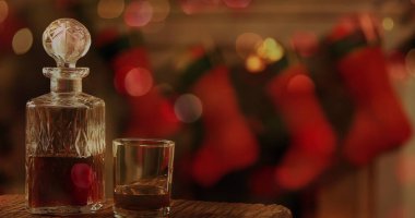 Şarap sürahisi ve cam, Noel çorapları asılı. Noel kutlaması konsepti dijital olarak oluşturulmuş görüntü.