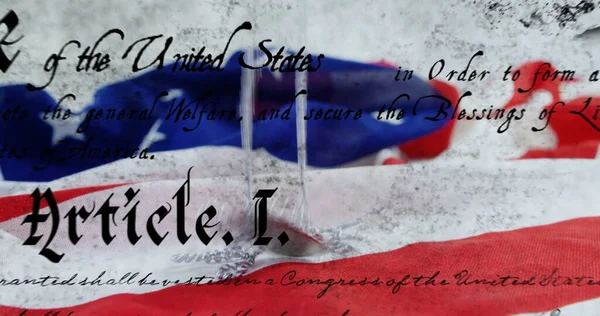 미국의 헌법의 디지털 이미지가 화면으로 움직이고 태그가 국기로 떨어지고 있습니다 — 스톡 사진