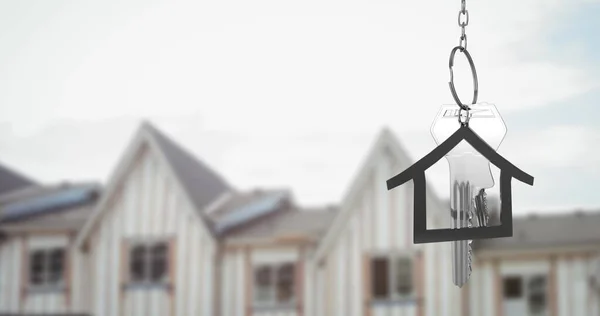 Afbeelding Van Zilveren Huissleutels Huisvormige Sleutelhanger Hangend Boven Bewolkte Hemel — Stockfoto