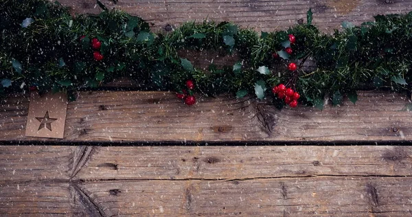Afbeelding Van Kerstversiering Met Sneeuw Die Houten Planken Valt Kerstfeest — Stockfoto