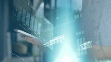 Akıllı telefon kullanan adamın istatistik ve veri işleme animasyonu. Dijital arayüz, bağlantılar ve teknoloji konsepti dijital olarak oluşturuldu.