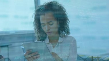 Ofisteki iş kadınıyla ilgili finansal veri işleme animasyonu. küresel iş, finans, bağlantılar ve dijital arayüz konsepti dijital olarak oluşturulmuş video.