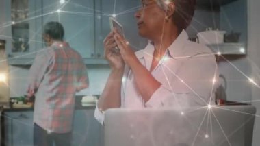 Dizüstü bilgisayar ve akıllı telefon kullanarak üst düzey çiftler arasındaki bağlantı ağlarının animasyonu. küresel bağlantılar, alışveriş ve dijital arayüz konsepti dijital olarak oluşturulmuş video.