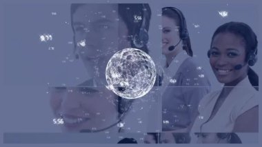 Telefon kulaklığı kullanan iş kadınlarıyla bağlantıları olan dünyanın animasyonu. küresel iş, finans ve bağlantılar konsepti dijital olarak oluşturulmuş video.