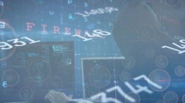 Bilgisayar kullanarak bilgisayar korsanına yapılan siber saldırı uyarısı ve veri işleme animasyonu. küresel sosyal medya, bağlantılar ve dijital arayüz konsepti dijital olarak oluşturulmuş video.