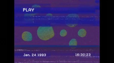 Renkli grafiklerin gürültülü bir şekilde ekrana yansıması. küresel sosyal medya ve iletişim konsepti dijital olarak oluşturulmuş video.