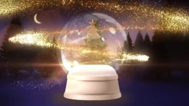 Kar küresindeki altın noel ağacının canlandırması, gece ormanda parıldayan ışık izleriyle. Noel, kış mevsimsel selamlar ve dijital olarak oluşturulan kutlama konsepti.