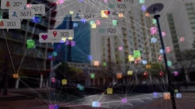 Sosyal medya simgelerinin ve şehir manzarası üzerindeki bağlantıların animasyonu. küresel sosyal medya, bağlantılar ve dijital arayüz konsepti dijital olarak oluşturulmuş video.