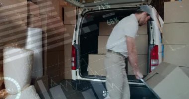 Kutuları arabaya koyan adamın veri işleme animasyonu. küresel sevkiyat, dağıtım ve bağlantılar konsepti dijital olarak oluşturulmuş video.