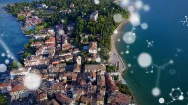 Sahil kasabasının havadan görüntüsü üzerinde hareket eden bağlantıların animasyonu. küresel iletişim ve ağ teknolojisi konsepti dijital olarak oluşturulmuş video.