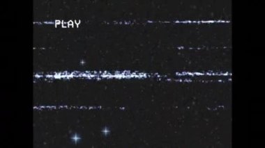 Siyah arkaplan üzerinde hareket eden yıldızlar üzerindeki parazitle oynatma arayüzü ekranının animasyonu. İletişim, eğlence ve dijital arayüz teknolojisi konsepti dijital olarak oluşturulmuş video.