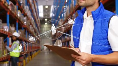 Depoda çalışan adamın üzerindeki ikonlarla olan bağlantıların animasyonu. küresel gönderim ve bağlantılar konsepti dijital olarak oluşturulmuş video.